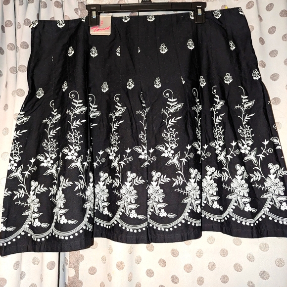 Torrid Embellished Skirt 18 - Picture 2 of 12